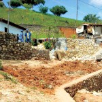 Muro de contenção dá segurança aos moradores do bairro Cidade Nova - Fotos: Ademar Queiroz