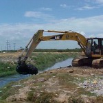 Serviços executados pela Emsurb beneficiam diretamente milhares de aracajuanos  - Limpeza de canal evita proliferação de doenças