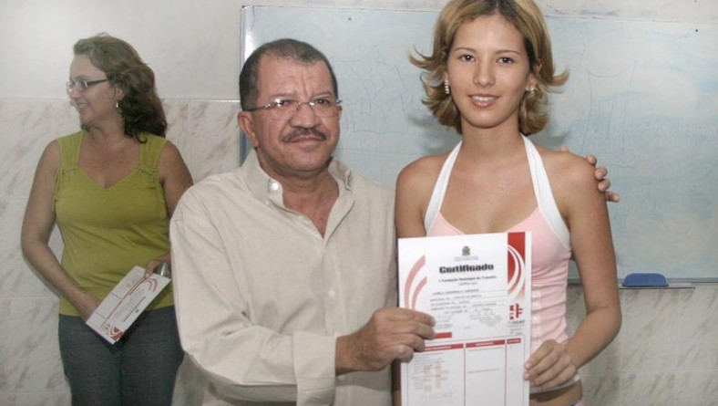 Prefeitura entrega certificados do curso de Informática para 80 jovens do Santos Dumont