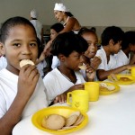 Cerca de 40 mil crianças aracajuanas são alimentadas diariamente com a merenda escolar - Fotos: Wellington Barreto