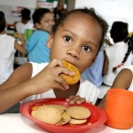 Cerca de 40 mil crianças aracajuanas são alimentadas diariamente com a merenda escolar - Fotos: Wellington Barreto