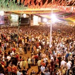 Multidão acompanhou a primeira noite de shows do Forró Caju 2005 - Foto: Márcio Dantas