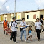 Agentes ambientais promovem ação educativa com moradores da Coroa do Meio - Fotos: Márcio Garcez