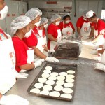 Futuros profissionais no ramo da panificação estão sendo preparados na Padaria Escola da PMA - Fotos: Silvio Rocha