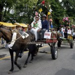 População pára e acompanha cortejo junino dos idosos assistidos pela Semasc - Fotos: Márcio Garcez