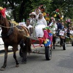 População pára e acompanha cortejo junino dos idosos assistidos pela Semasc - Fotos: Márcio Garcez