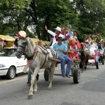 População pára e acompanha cortejo junino dos idosos assistidos pela Semasc - Fotos: Márcio Garcez
