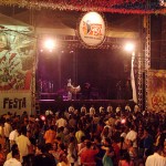 Sergival é o primeiro a subir no palco Luiz Gonzaga nesta noite de Forró Caju - Fotos: Márcio Garcez