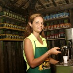 Maratá distribui seus produtos no Forró Caju - Fotos: Wellington Barreto