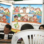 Educadores sociais abordam crianças e adolescentes expostos a riscos durante o Forró Caju - Fotos: Márcio Garcez