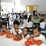 Cerca de 40 mil crianças aracajuanas são alimentadas diariamente com a merenda escolar - Fotos: Wellingtgon Barreto