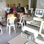 Moradores da Farolândia participam de curso de informática - Fotos: Márcio Garcez