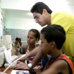 Projeto de inclusão digital envolve estudantes e moradores do bairro São Carlos - Fotos: Wellington Barreto