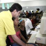 Projeto de inclusão digital envolve estudantes e moradores do bairro São Carlos - Fotos: Wellington Barreto