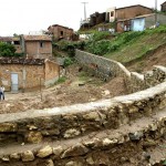 Muros de arrimo protegem casas construídas nas encostas do bairro Cidade Nova  - Fotos: Wellington Barreto