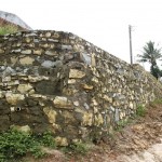 Muros de arrimo protegem casas construídas nas encostas do bairro Cidade Nova  - Fotos: Wellington Barreto