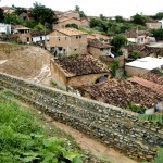 Muros de arrimo protegem casas construídas nas encostas do bairro Cidade Nova  - Fotos: Wellington Barreto