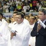 Prefeito Marcelo Déda acompanha ordenação do novo bispo sergipano - Fotos: Márcio Dantas