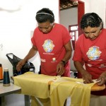 Moradoras do Santa Maria aprendem a arte do corte e costura - Fotos: Wellington Barreto