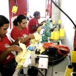 Moradoras do Santa Maria aprendem a arte do corte e costura - Fotos: Wellington Barreto