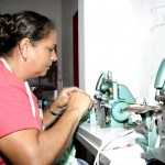 Moradoras do Santa Maria aprendem a arte do corte e costura - Fotos: Wellington Barreto