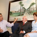 Prefeito recebe pintura doada ao município pelo exgovernador Celso de Carvalho - Fotos: Márcio Dantas