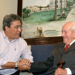 Prefeito recebe pintura doada ao município pelo exgovernador Celso de Carvalho - Fotos: Márcio Dantas