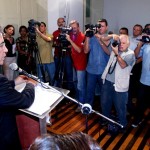 Prefeito regulamenta lei que determina espera máxima de 15 minutos em filas de banco - Fotos: Márcio Dantas