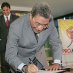 Prefeito assina em Brasília termo para incluir 3 mil jovens aracajuanos no ProJovem - Foto: Domingos Tadeu