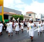 Desfile da rua Bahia conta com a participação de idosos assistidos pela Semasc - Fotos: Wellington Barreto