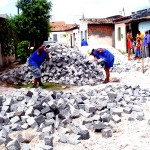 Emurb implanta calçamanto a paralelepípedos em ruas do loteamento Manoel Garçom - Pavimentação no Lourival Batista
