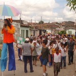 Caminhada marca a II Semana de Combate ao Lixo promovida pela USF Onésimo Pinto - Caminhada animada por boneco pernadepau