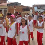 Caminhada marca a II Semana de Combate ao Lixo promovida pela USF Onésimo Pinto - Caminhada animada por boneco pernadepau