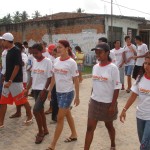 Caminhada marca a II Semana de Combate ao Lixo promovida pela USF Onésimo Pinto - Caminhada animada por boneco pernadepau