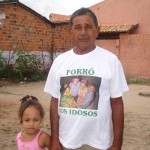 Caminhada marca a II Semana de Combate ao Lixo promovida pela USF Onésimo Pinto - Caminhada animada por boneco pernadepau