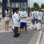 Dia mundial de Limpeza de Praia é marcado por campanha de conscientização - Panfletos e sacolas foram distribuídos à população