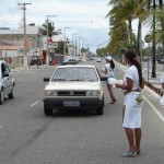 Dia mundial de Limpeza de Praia é marcado por campanha de conscientização - Panfletos e sacolas foram distribuídos à população