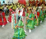 Espetáculo montado por integrantes do projeto Criança Cidadã é um exemplo de preservação da cultura popular - Fotos: Silvio Rocha