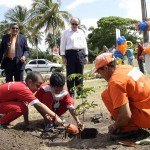 Emsurb e Banco Itaú comemoram o dia da árvore com plantio feito por crianças - Fotos: Wellington Barreto