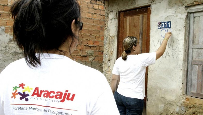 Técnicos da Prefeitura de Aracaju recadastram residências do Santa Maria