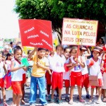 Crianças de escola municipal participam de “Marcha em defesa da cidadania” - Fotos: Ascom/Semed