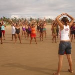 Participantes do projeto Academia da Cidade realizam atividades físicas na praia - Fotos: Ascom/SMS