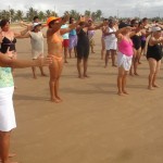 Participantes do projeto Academia da Cidade realizam atividades físicas na praia - Fotos: Ascom/SMS