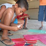Alunos aprendem matemática confeccionando pipas - Fotos: Ascom/Semed