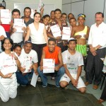 Portadores de deficiência mental moderada recebem certificados de agentes de limpeza - Fotos: Silvio Rocha