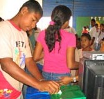 Crianças e adolescentes atendidos pela Semasc participam de simulação sobre referendo - Fotos: Ascom/Semasc