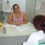 Internas do Presídio Feminino coletam sangue para testagem de HIV - Fotos: Ascom/SMS