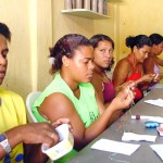 Curso de bijuteria resgata autoestima de moradoras do Santos Dumont - Fotos: Wellington Barreto