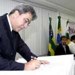 Prefeito entrega certificados de informática e assina convênio com o BNB para empréstimos a servidores  - Fotos: Márcio Dantas