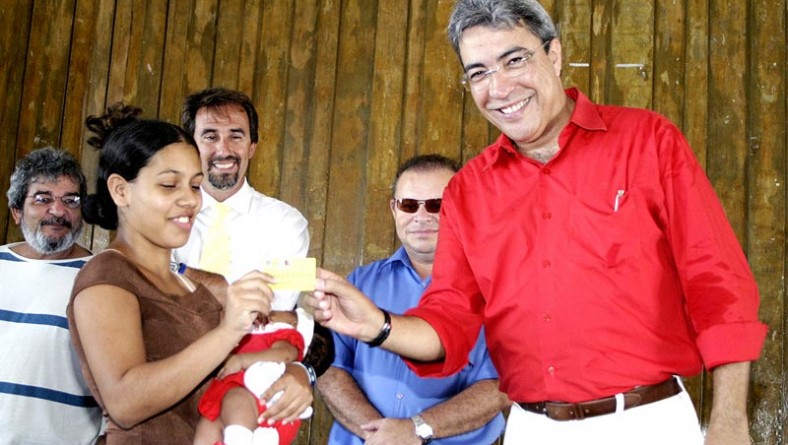 Bolsa Família beneficia 23.700 famílias em Aracaju com os novos cartões entregues hoje